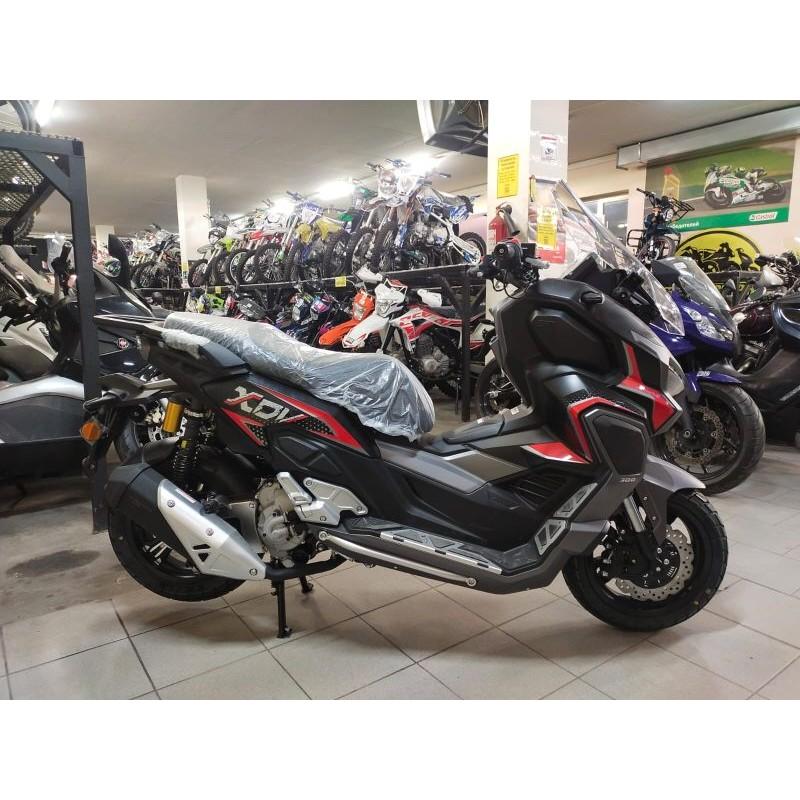 Купить  Скутер Regulmoto XDV PRO 300CC (LJ300T-18) EFI двиг APRILIA SR MAX 300, ABS, инжект. ,вариатор, подвеска KYB регулигуем. Матовый черный (шт) купить с доставкой по Москве и России, цена, технические характеристики, комплектация фото  - motoserp.ru