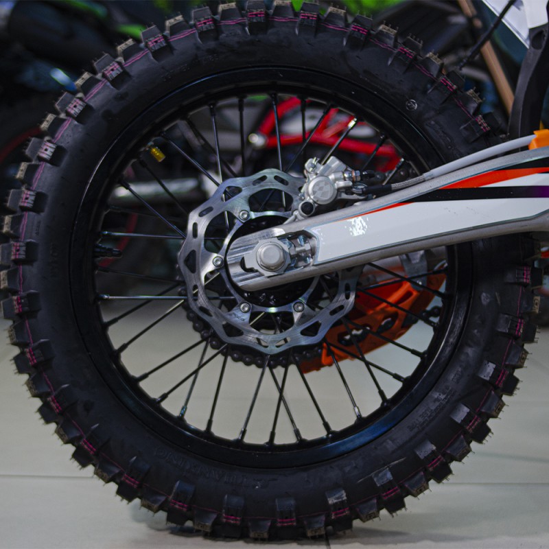 Купить  Мотоцикл Кросс/Эндуро KEWS K23 PR300 21/18 (спортинв) Рама К10, дизайн КТМ 2024г ZS175FMN PR (шт) (ФОТО купить с доставкой по Москве и России, цена, технические характеристики, комплектация фото  - motoserp.ru